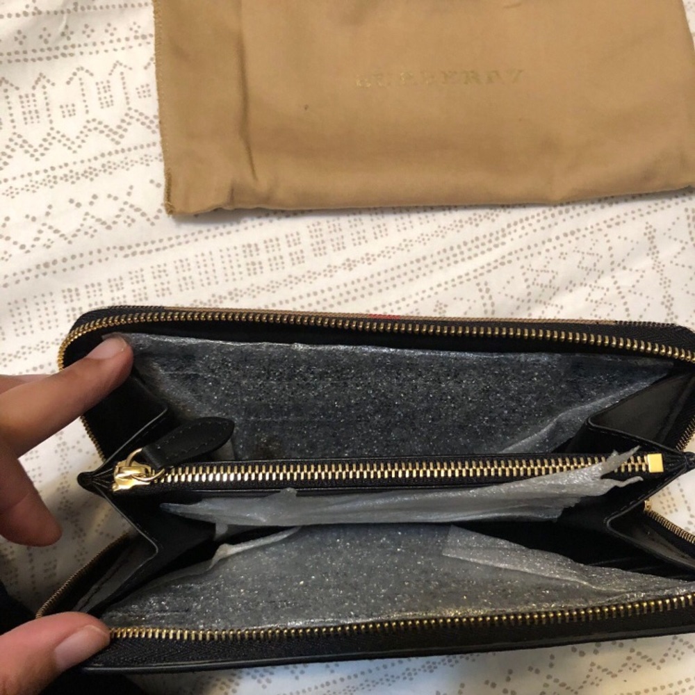Burberry Elmore Wallet House Check Derby Zip Around Black- New - Picture 2 of 4